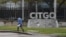 Una persona camina frente al edificio central de la empresa petrolera Citgo en Houston, Estados Unidos, en esta fotografía de archivo, tomada el 19 de febrero de 2019.
