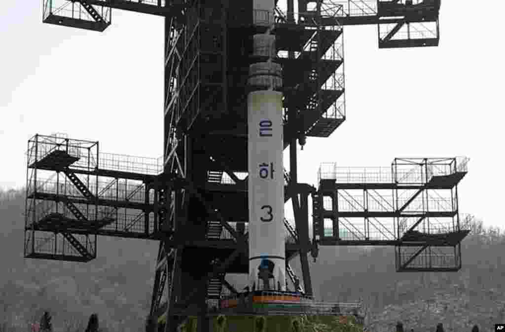 North Korean technicians check the Unha-3 rocket at Tangachai -ri space center on April 8, 2012. (AFP photo)