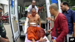 ဗုဒ္ဓဂါဟာ ဗုံးခွဲတိုက်ခိုက်မှုအတွင်း ဒဏ်ရာရသံဃာတစ်ပါးကို ဆေးရုံ သယ်ဆောင်နေစဉ် (၇ ဇူလိုင် ၂၀၁၃)