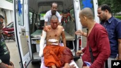 一名受傷僧侶接受救援