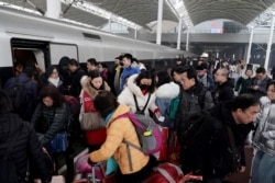 2020年1月10日春运期间石家庄火车站大批乘客上下车的景象。