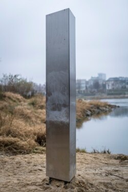 Pilar metal misterius yang terpasang di pinggiran Sungai Vistula, di Warsawa, Ibu Kota Polandia, 10 Desember 2020. (Foto: AFP)