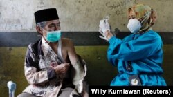 Tiêm chủng vaccine COVID-19 tại tỉnh Tây Java, Indonesia, ngày 15/6/2021. 