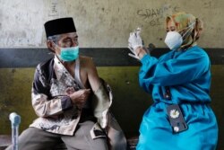 Lili Dinata, 72 tahun, warga Desa Sindanglaya, bersiap menerima dosis pertama vaksin COVID-19, saat melakukan vaksinasi door-to-door di Kabupaten Cianjur, Jawa Barat, 15 Juni 2021. (Foto: REUTERS /Willy Kurniawan)