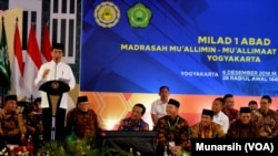 Presiden Joko Widodo menghadiri resepsi peringatan satu abad Madrasah Mu'allimin dan Mu'allimat Muhammadiyah Yogyakarta, Kamis (6/12). (Foto: VOA/Munarsih Sahana)