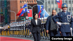 台湾总统蔡英文2019年12月13日以军礼欢迎来访的瑙鲁总统安格明(台湾总统府提供)