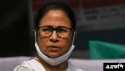 ফাইল ছবি-পশ্চিমবঙ্গের মুখ্যমন্ত্রী এবং তৃণমূল কংগ্রেস (টিএমসি) দলের সুপ্রিমো মমতা বন্দ্যোপাধ্যায় ভারতে আসন্ন উপনির্বাচনের জন্য ভবানীপুর বিধানসভা আসনের জন্য মনোনয়নপত্র দাখিল করতে গিয়ে সমর্থকদের দিকে তাকিয়ে আছেন। ১০ সেপ্টেম্বর ২০২১। (ছবি-এএফপি/দিবাংশু সরকার) 