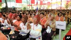 Anggota partai Liga Nasional untuk Demokrasi (NLD) bertepuk tangan saat dimulainya kongres pertama yang digelar di Restoran Royal Rose di Rangun, Burma (8/3). 