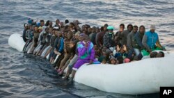 Des migrants attendent sur un zodiac d'être aidés par les membres de l'ONG espagnole Proactiva Open Arms en Méditerranée, à environ 21 miles au nord de Sabratha, en Libye .