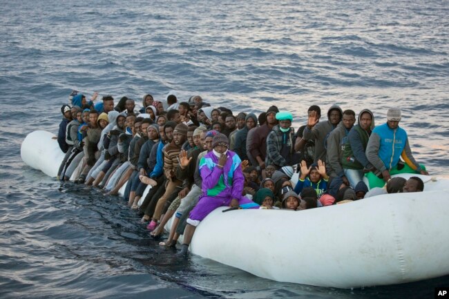 Arhiva - Migrantima i izbeglicama pomažu pripadnici NVO Proaktiva open amrs, dok njihov prepunjeni brod plovi bez kontrole Mediteranskim morem oko 21 milje daleko od libijske obale, 3. februara 2017.