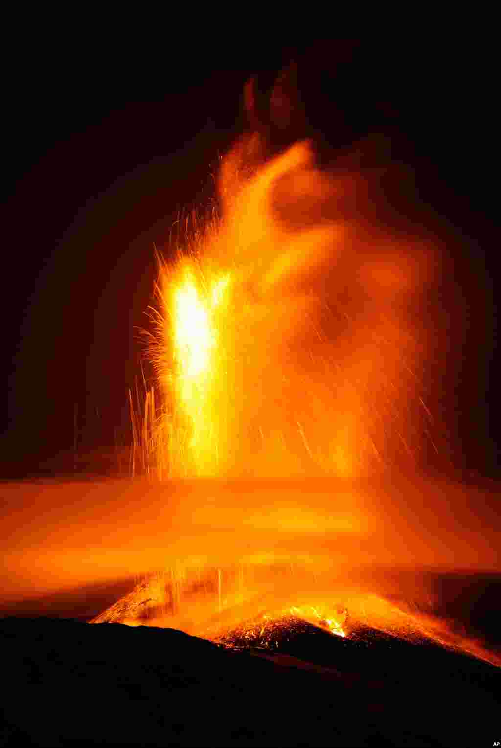 Letusan lava di kawah Gunung Etna, dekat Catania, Sisilia, Italia selatan.