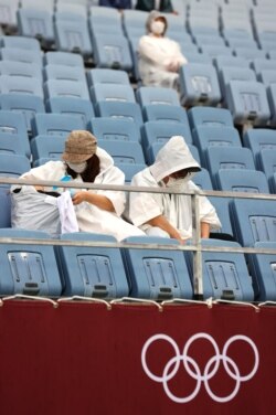 Fans pertandingan sepakbola, menyaksikan dari tribun penonton sebelum berlangsungnya pertandingan Sepak Bola Pria Grup D tim Jerman melawan Pantai Gading di Stadion Miyagi, Miyagi, Jepang, 28 Juli 2021. (REUTERS/Amr Abdallah Dalsh)