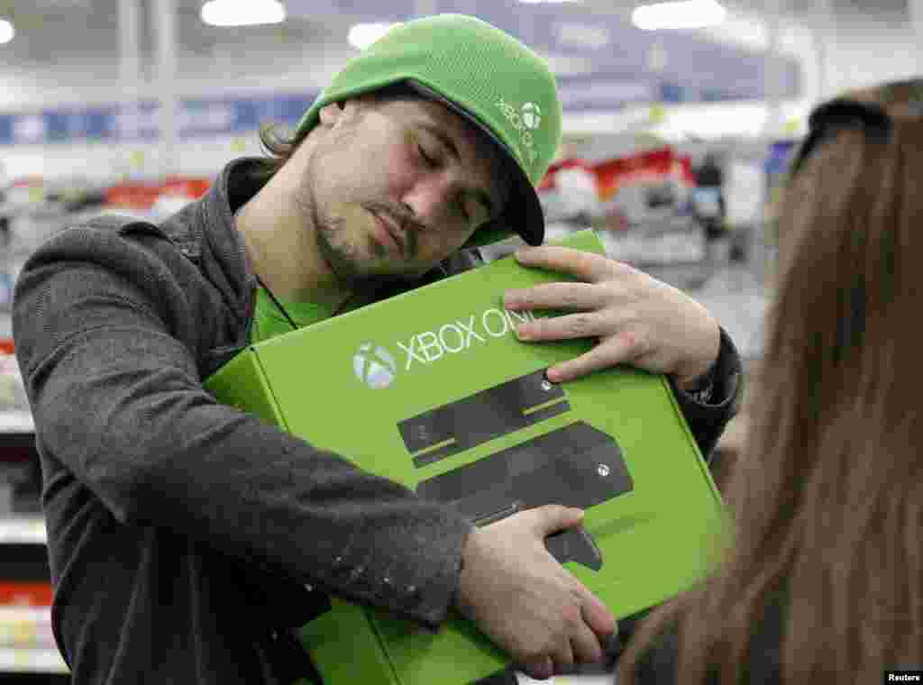 Uma das consolas mais desejadas e que já atingiu o top de vendas nos Estados Unidos, mais de 2 milhões de consolas vendidas desde o seu lançamento, a 22 de Novembro. Características da Xbox One: Processador x86; Jogos online e offline; ligação HDMI; 8GB RAM; 500GB armazenamento; HD e Blu-Ray. Preço mínimo (aproximado): 530USD