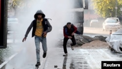 Diyarbakır'ın Sur mahallesinde üzerlerine polis tarafından su sıkılan göstericiler