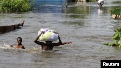 Lũ lụt ngập nhà, người dân Nigeria phải sơ tán