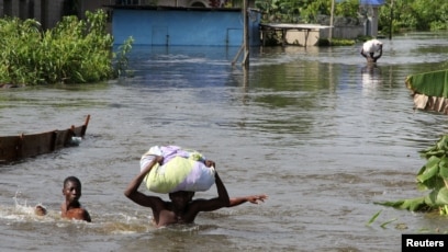 Verydarkman Donates 250 Bags of Rice to Flood Victims in Maiduguri