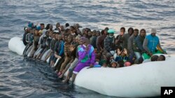 Para migran di Laut Tengah menunggu pertolongan dari LSM Proactiva Open Arms, sekitar 30 kilometer sebelah utara Sabratha, Libya (foto: dok).