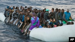 Des migrants et réfugiés embarqués à bord d’un canot gonflable lors d’une opération de secours dans la Méditerranée, au large de Sabratha, Libye, 3 février 2017. 