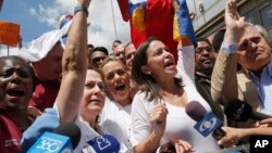 María Corina Machado, derecha, destacó que los ciudadanos venezolanos no deben tolerar que el gobierno ignore la situación.