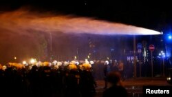 La police utilise un canon à eau lors d'une manifestation à Schanzenviertel avant le sommet du G20 à Hambourg, en Allemagne, le 4 juillet 2017.