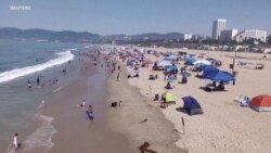 热浪炽烤加州 居民海滩避暑