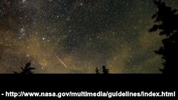 En esta exposición fotográfica de 30 segundos, se observa el paso de meteoritos de las Perseidas en el cielo de West Virginia, Estados Unidos, el 11 de agosto del 2021.