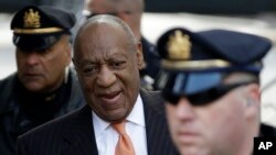 Bill Cosby tiba di persidangan kasus tuduhan penyerangan seksualnya di Pengadilan Negeri Montgomery di Norristown, Pennsylvania, 10 April 2018.