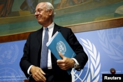 United Nations Special Envoy for Syria, Staffan de Mistura leaves after a news conference on the latest developments in Syria at the United Nations European headquarters in Geneva, Switzerland, October 12, 2015.