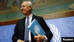 United Nations Special Envoy for Syria, Staffan de Mistura leaves after a news conference on the latest developments in Syria at the United Nations European headquarters in Geneva, Switzerland, October 12, 2015. 