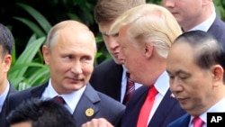 Donald Tramp i Vladimir Putin u neformalnom razgovoru za vreme samita APEK-a u Vijetnamu, prošle nedelje