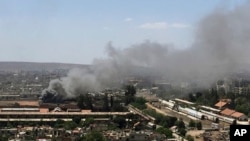 دود ناشی از حمله ارتش اسد به منطقه «حجرالاسود» در جنوب دمشق