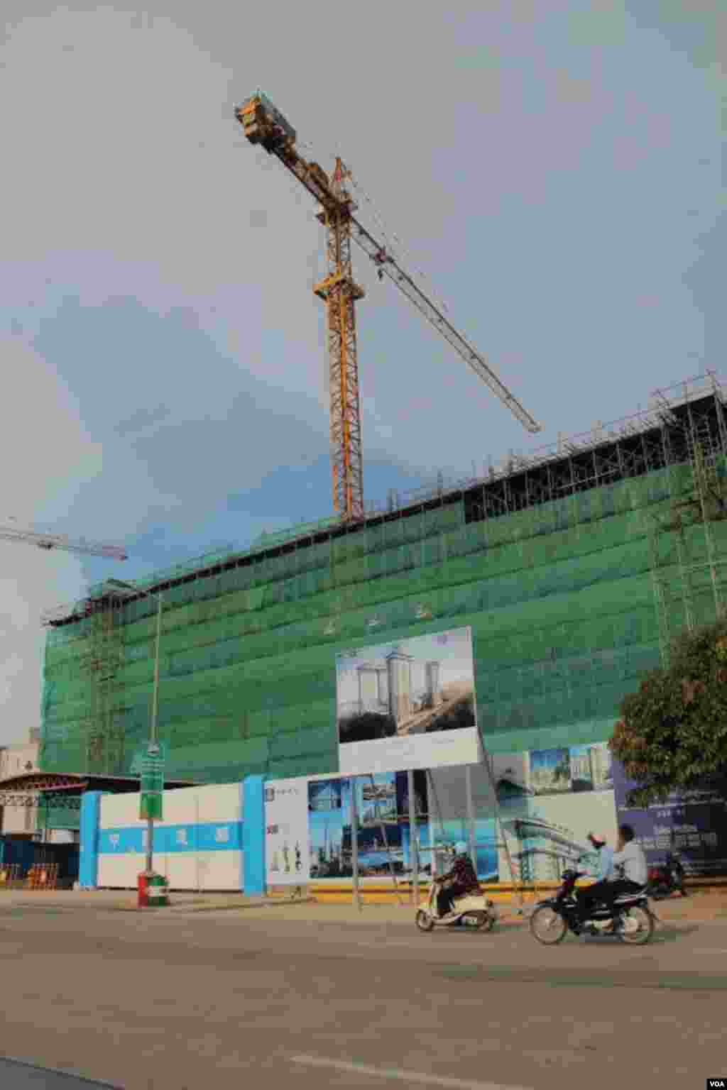 The construction site of two 28 story buildings and three 38 story building of the Riviera Project on Koh Pich Island, September 27, 2014. (Nov Povleakhena/VOA Khmer)