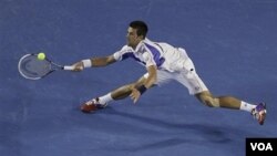 Novak Djokovic, quien defiende su título en Australia, avanzó a cuarto de final donde enfrentará a David Ferrer.