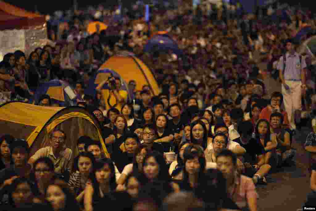 ဆႏၵျပသူေတြနဲ႔ အာဏာပိုင္ေတြအၾကား တရား၀င္ ေဆြးေႏြးေနမႈကို ေစာင့္ဆုိင္းၾကည့္႐ႈေနၾကတဲ့ ဆႏၵျပေက်ာင္းသူေက်ာင္းသားမ်ား။