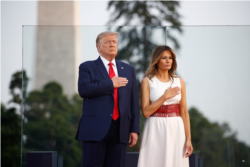 Presiden Donald Trump dan ibu negara Melania Trump meletakkan tangan mereka di dada selama acara "Salute to America" di Halaman Selatan Gedung Putih, Sabtu, 4 Juli 2020. (Foto: AP/Patrick Semansky
