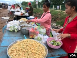 在工厂前面卖食品的摊贩（美国之音莉雅拍摄）