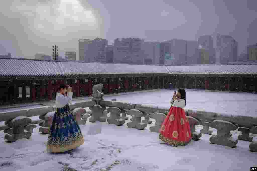 جنوبی کوریا میں سیاح روایتی مقامی لباس زیب تن کیے برف باری سے محظوظ ہو رہے ہیں۔ یہاں برف باری کا آغاز عموماً دسمبر میں ہوتا ہے اور یہ سلسلہ جنوری اور فروری تک جاری رہتا ہے۔&nbsp;
