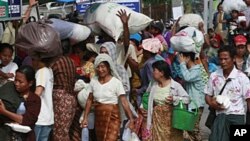 တိုက်ပွဲကြောင့် ထိုင်းနိုင်ငံဘက်သို့ ထွက်ပြေးတိမ်းရှောင်ခဲ့ရသည့် မြဝတီမြို့ ဒေသခံများ။ နိုဝင်ဘာ ၉၊ ၂၀၁၀။