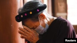 Một cụ bà viếng chùa ở thành phố Chí Linh sau khi tỉnh Hải Dương dỡ bỏ 34 ngày phong tỏa, ngày 3/3/2021. Hình minh họa.