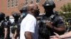 Un militant de Black Lives Matter crie aux forces de l'ordre lors d'une manifestation contre l'assassinat de Breonna Taylor à Louisville, Kentucky, États-Unis, le 5 septembre 2020. (Photo: Jim Urquhart /Reuters)