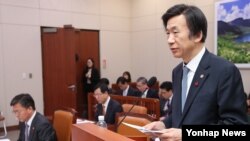 윤병세 한국 외교부 장관이 22일 서울 여의도 국회에서 열린 외교통일위원회 전체회의에서 현안보고를 하고 있다.