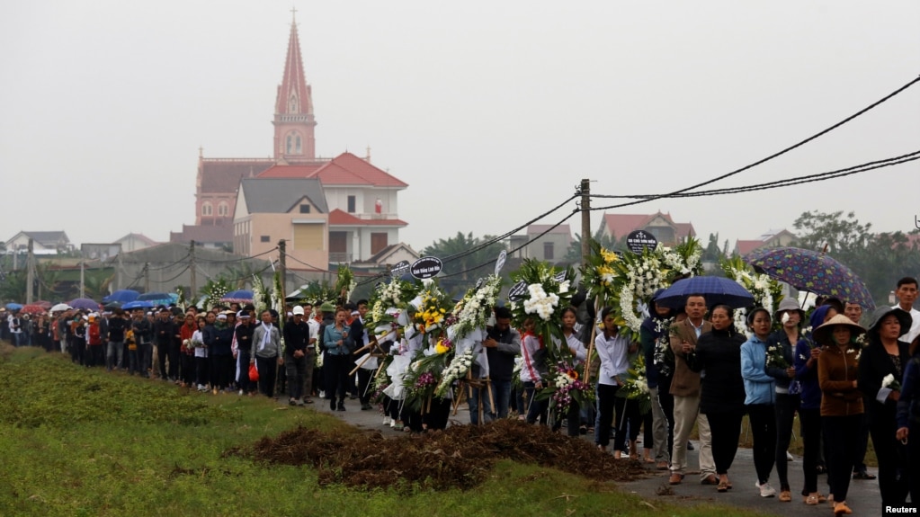 Người dân đưa tiễn linh cữu Hoàng Văn Tiếp và Nguyễn Văn Hùng, 2 trong số 39 nạn nhân chết ở Anh, ra nghĩa trang tại quê nhà ở Nghệ An vào ngày 28/11/2019. 