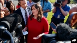 Sarah Sanders berbicara dengan media di luar Gedung Putih (foto: dok).