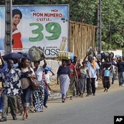 Des habitants d'Abobo fuyant les violences