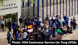大批记者及市民到天水围警署外采访及声援被遣返的8名港人 (美国之音/汤惠芸)