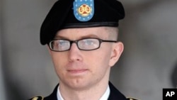 Bradley Manning, perwira intelijen yang dituduh membocorkan rahasia militer ke Wikileak, meninggalkan pengadilan di Fort Meade, Maryland (Foto: dok).