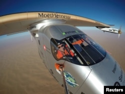 “阳光动力2号”太阳能飞机驾驶员之一皮卡尔德(Bertrand Piccard)2016年7月25日在环地球飞行最后阶段时的自拍相