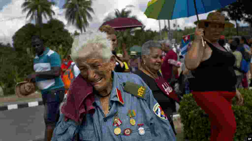 Un combattant de l&#39;armée révolutionnaire, Paulina Ballard, agée de 81 ans, pleure après avoir assisté aux funérailles de Fidel Castro, à Santiago, le 3 décembre 2016.