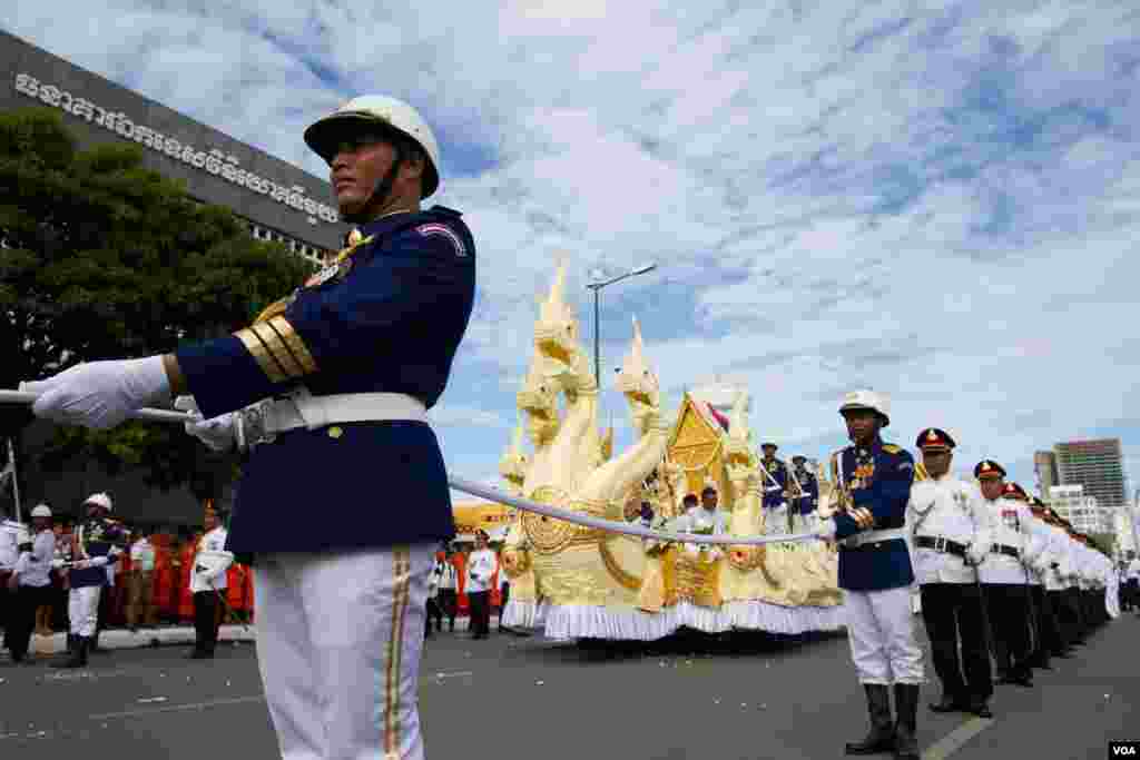 ពិធី​ដង្ហែ​ក្បួន​សព​លោក​ ជា​ ស៊ីម អតីត​ប្រធាន​គណបក្ស​ប្រជាជន​កម្ពុជា​និង​​អតីត​ប្រធាន​ព្រឹទ្ធសភា កាល​ពី​ថ្ងៃ​ទី​ ១៩​ ខែ​មិថុនា ឆ្នាំ​២០១៥។​ (នូវ​ ពៅ​លក្ខិណា/VOA)&nbsp;