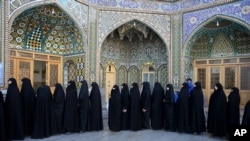 2016年2月26日，德黑蘭以南的庫姆城參加議會和專家會議選舉的伊朗婦女在投票站排隊等候投票。